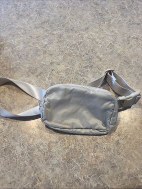 lululemon athletica light gray men's waist / belt bag